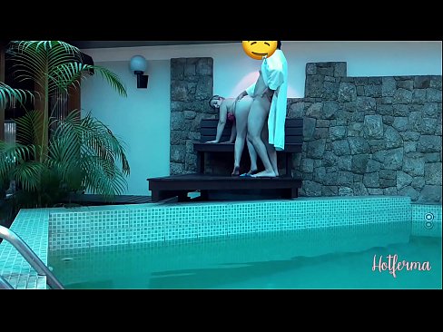 ❤️ Boss jistieden maid għall-pool, iżda ma setgħetx tirreżisti sħun ❤❌ Porn sabiħ lilna ❌
