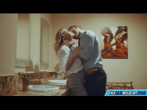 ❤️ Meta blonda busty seduces f'kamra tal-banju pubbliku ❤❌ Porn sabiħ lilna ❌